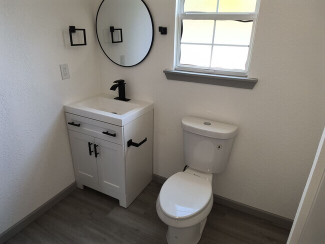 Building Photo - Newly Remodeled 3 Bedroom 1 1/2 Bath Home