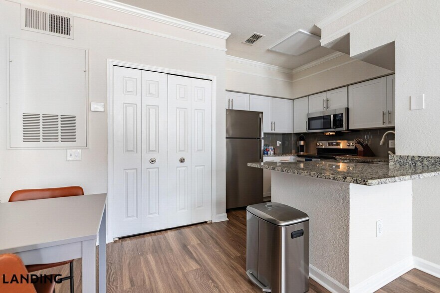 Building Photo - 2801 Biltmore Park Dr