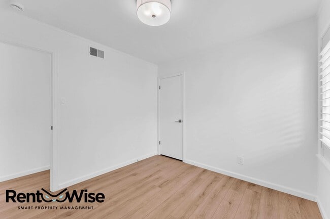 Building Photo - 110 Cuesta Dr