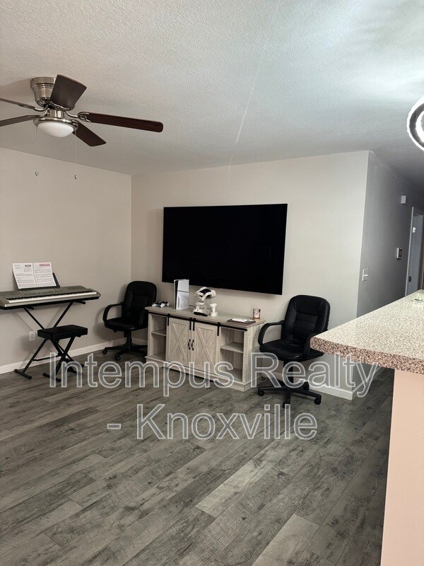 Building Photo - 2419 E Glenwood Ave