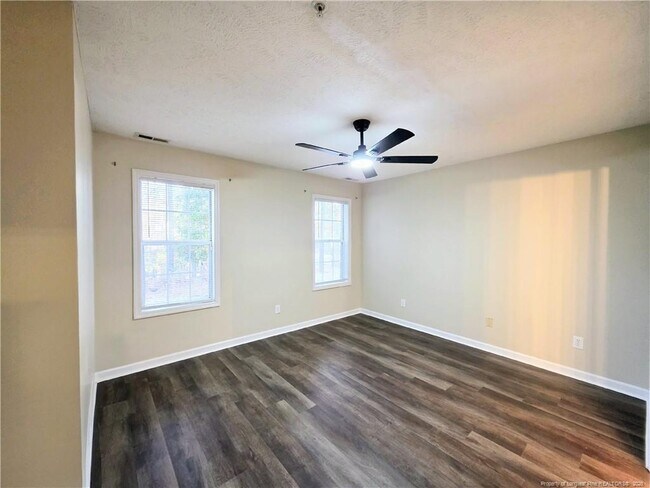 Building Photo - 302 Bubble Creek Ct