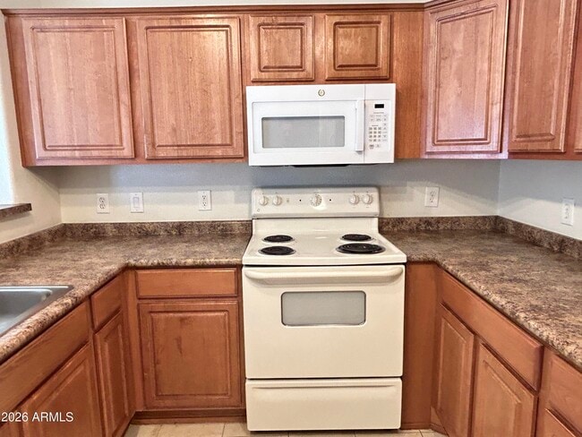 Building Photo - 920 E Devonshire Ave