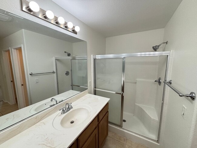 Building Photo - Gorgeous 3bed/1bath w/ 2 Car Garage located in Henderson!