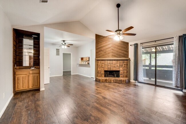 Building Photo - Spacious 2nd floor corner unit in Richardson
