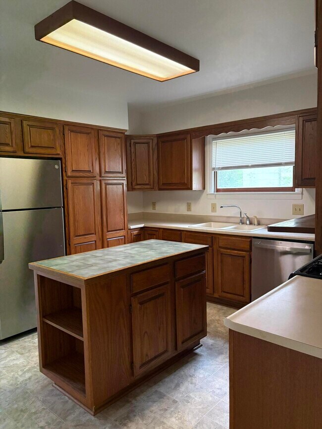 Building Photo - 201 Oak St