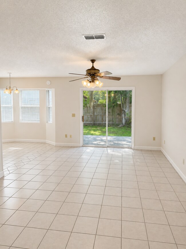 Building Photo - 140 Royal Cir
