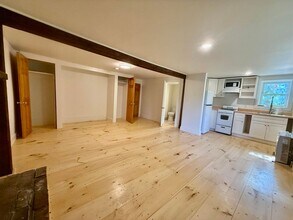 Building Photo - 473 Maple St