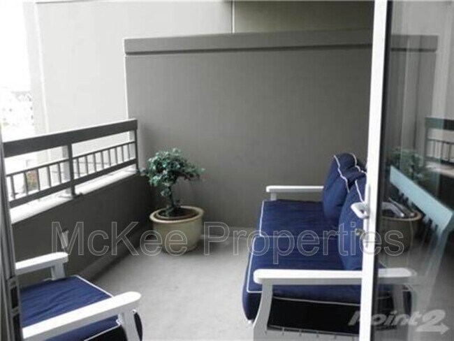 Building Photo - 300 W Beech St