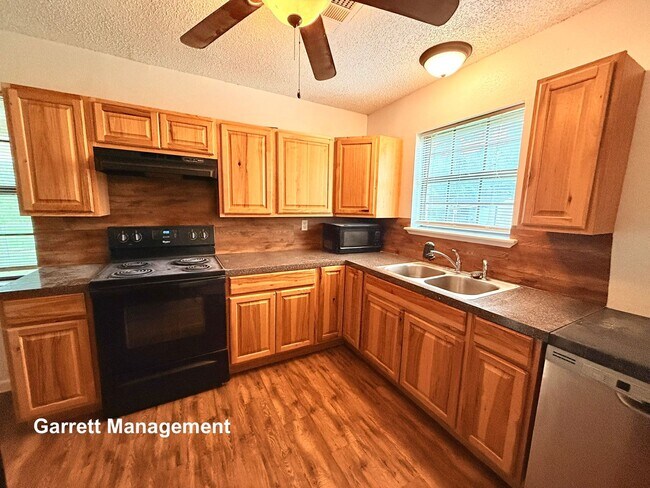 Building Photo - 106 N Fairview Dr