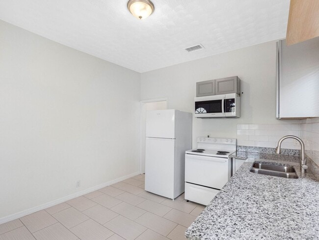 Building Photo - Affordable 3/1.5 West Tampa Home
