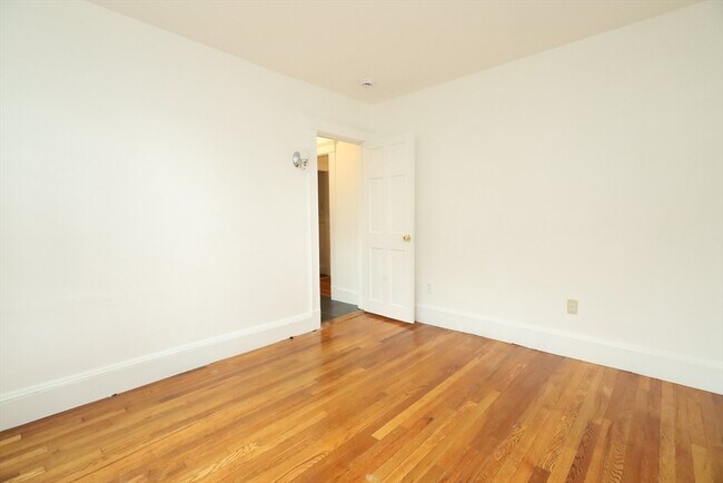 Building Photo - 98 Woodside Ave
