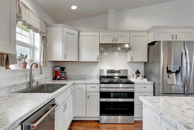 Building Photo - Beautiful 4 bed 2 bath on 1.37 acres in Corvallis.