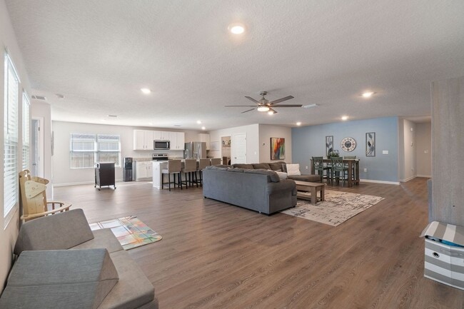 Building Photo - Gorgeous and Spacious 5/3 Home with Commun...