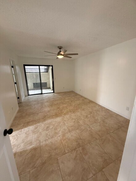 Building Photo - 2704 Pinewood Dr