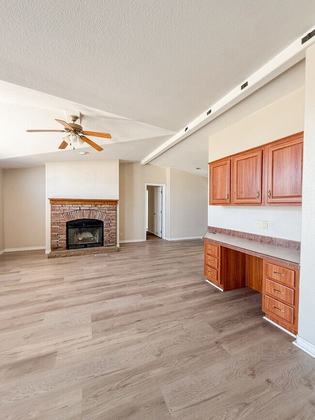 Building Photo - 29 Palms Home with Garage
