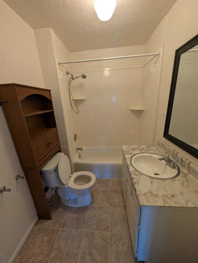 Building Photo - 346 N Main St