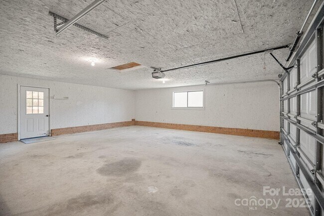 Building Photo - 540 Hoover Rd