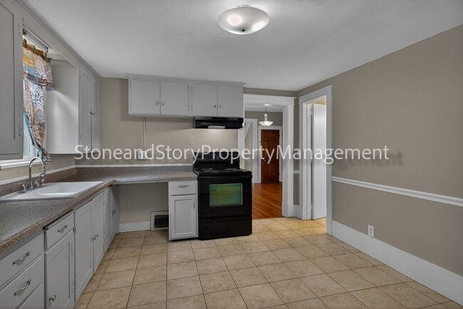 Building Photo - Large 4 bedroom 2 bath in well established Oakland neighborhood