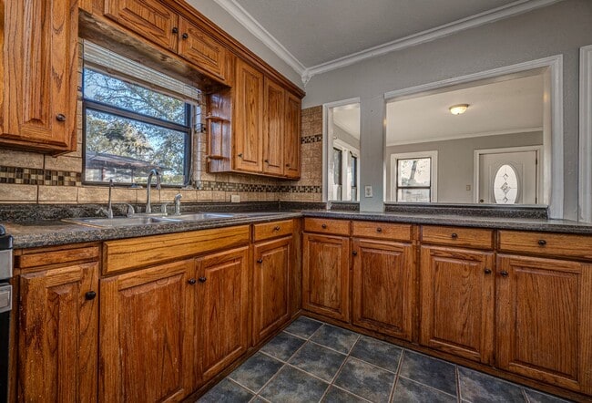 Building Photo - 3 BEDROOM 1 BATHROOM BRICK HOME FOR RENT!