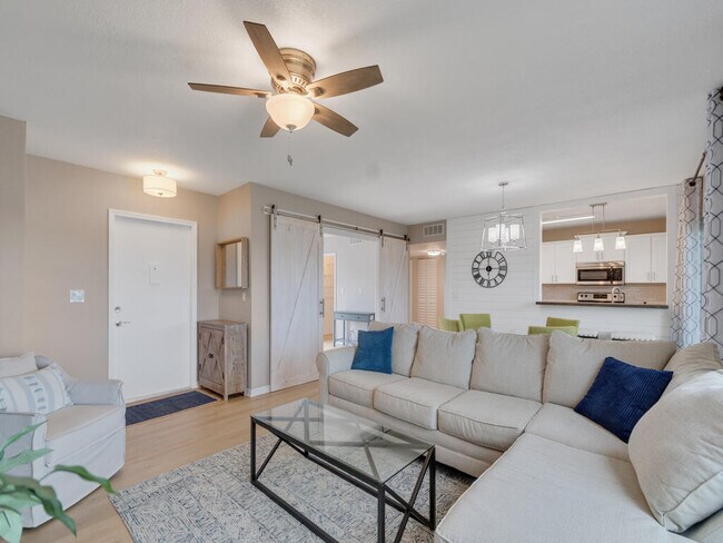 Building Photo - 3206 S Lakeview Cir