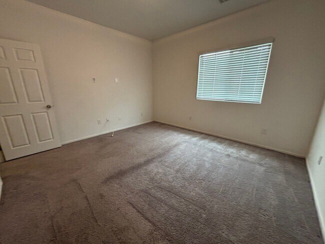 Building Photo - Beautiful Gated 3-Bed, 2.5-Bath Townhome i...