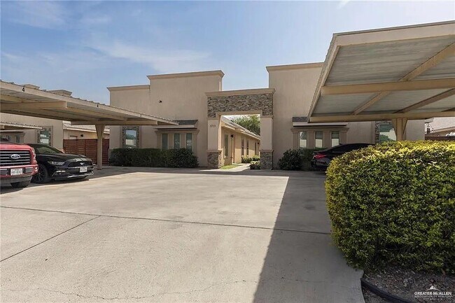 Building Photo - 10 West Dr