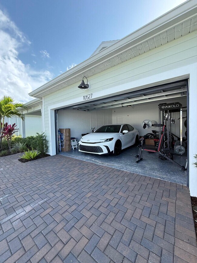 Building Photo - 10525 SW Orana Dr