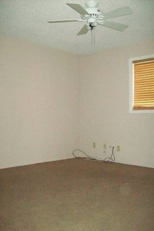 Building Photo - Spacious 4 Bed Home with Pool & Arizona Room