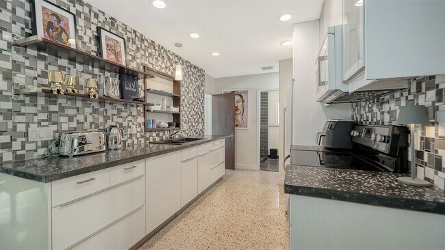 Building Photo - Museum's Area Home