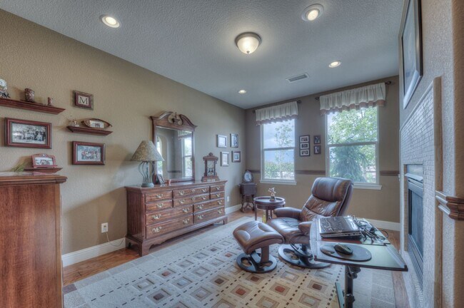 Building Photo - Beautiful former Meritage model home in the heart of Somersett. 4bed/3.5bath/3car 3764sf