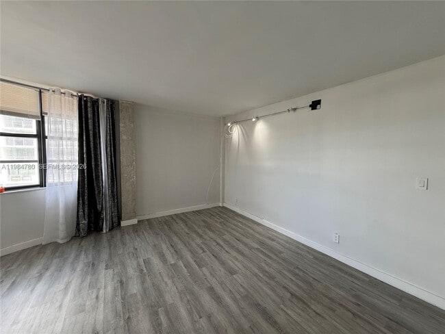 Building Photo - 1825 S Ocean Dr