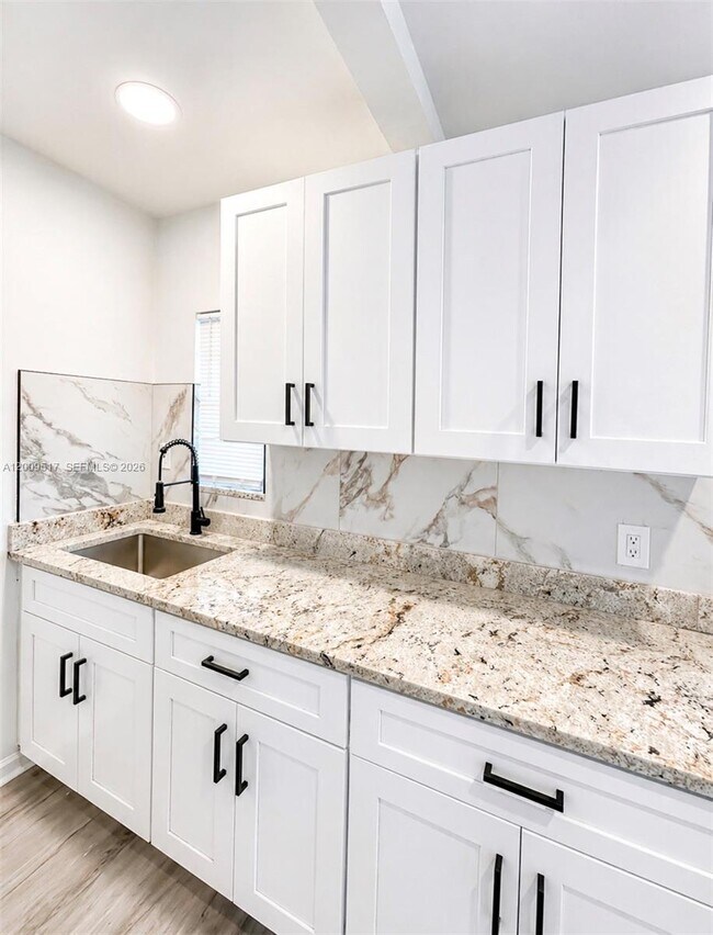 Building Photo - 1121 NE 2nd St