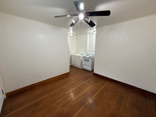 Building Photo - 633 Thompson Ave NE