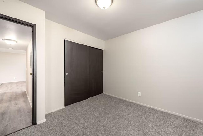 Building Photo - Everett Apartments - 115-08