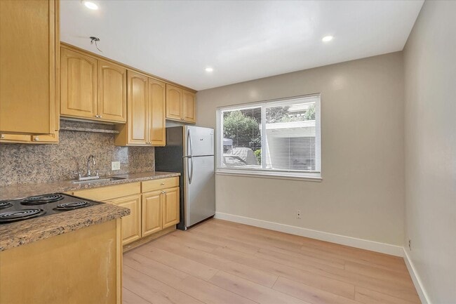 Building Photo - 557 Troy Dr
