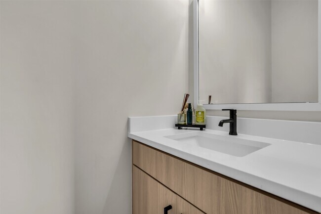 Building Photo - 5303 Donovan Gdns Ln