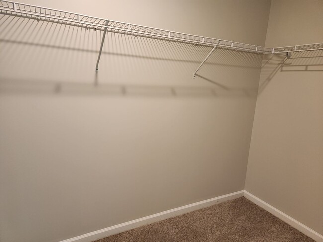 Building Photo - 4 Bedroom For rent