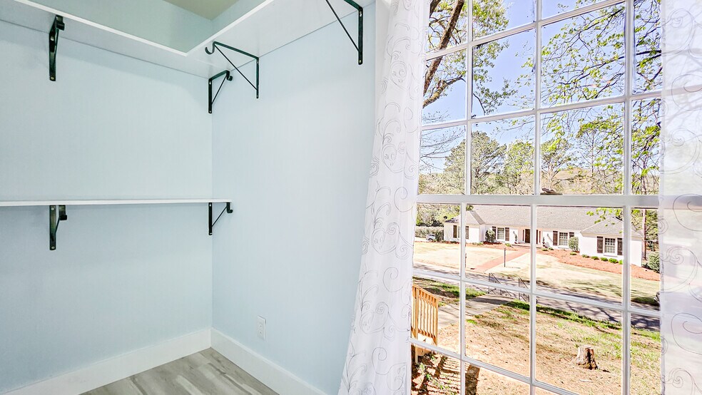 Building Photo - 4033 Lucerne Dr SE