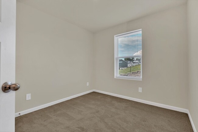 Building Photo - 3 bed/2.5 bath townhome in Tulip Hills wit...