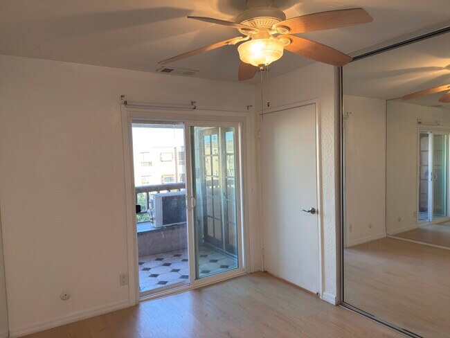 Building Photo - 3142 Midway Dr