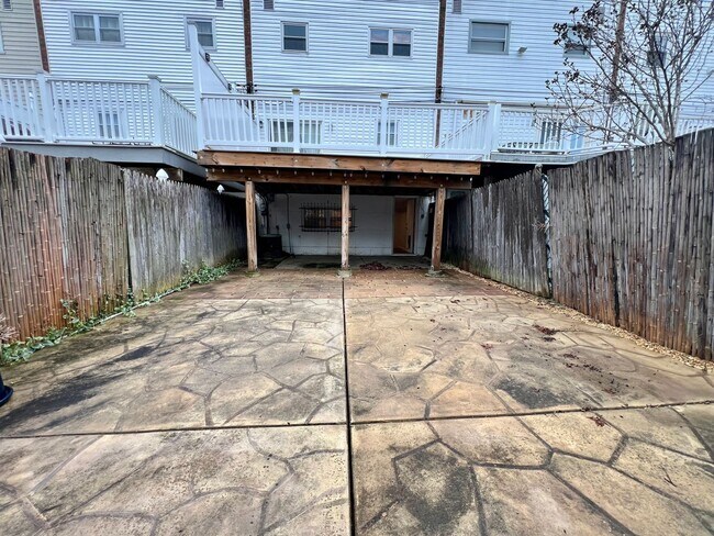 Building Photo - 3-Bedroom Townhome in Parkwood with Finished Basement! Available NOW!
