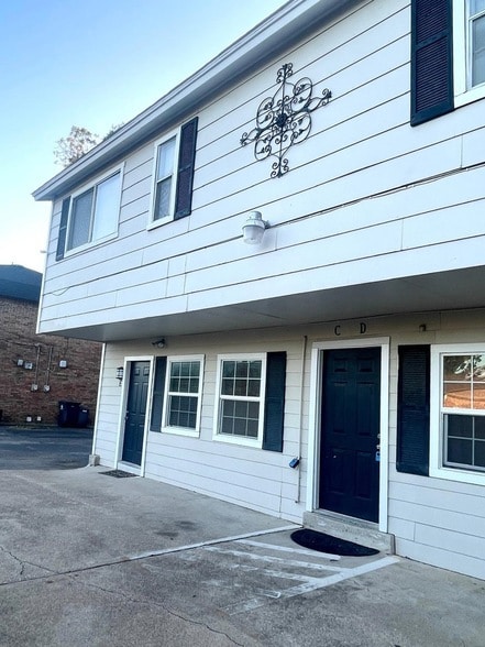 Building Photo - 307 E Mitchell St