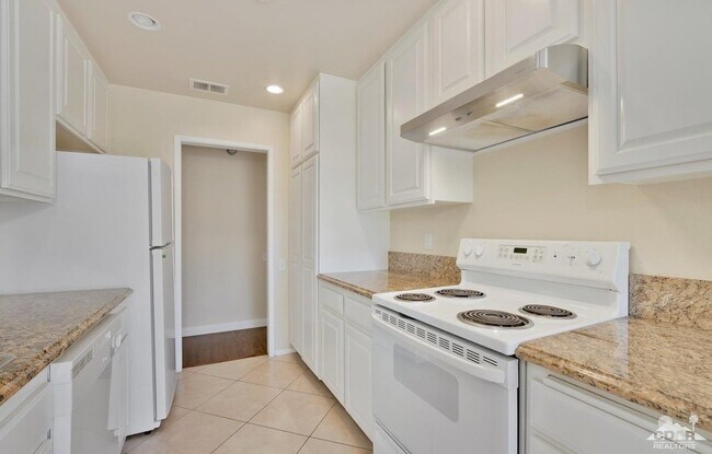 Building Photo - Central Palm Desert Home (3b/2b)