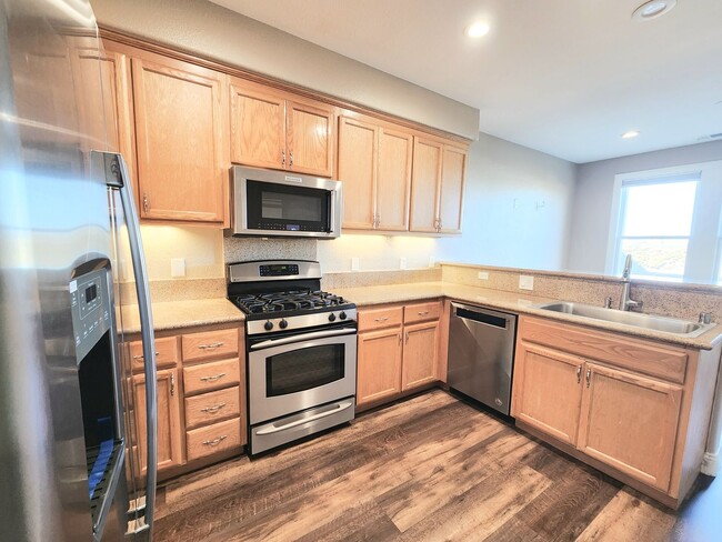 Building Photo - Spacious Townhouse in San Mateo