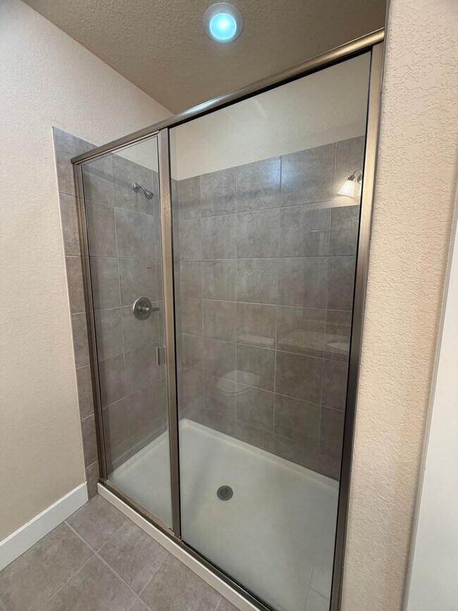 Building Photo - Great Location ~ Fabulous Townhome in New Braunfels 3/2.5 ~ Minutes from Gruene ~ Move in Ready!
