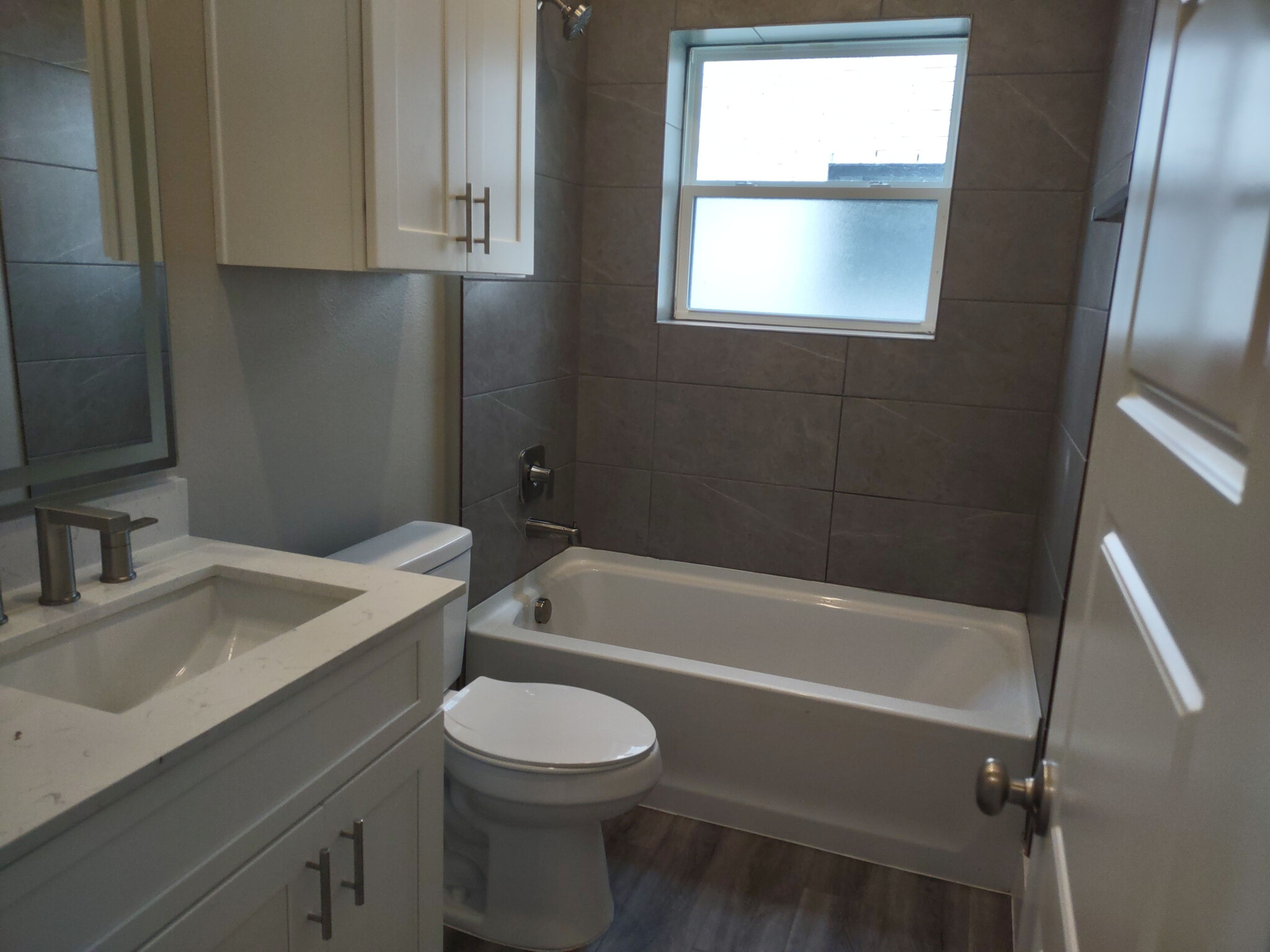 Building Photo - Room in Apartment on Richlands Way