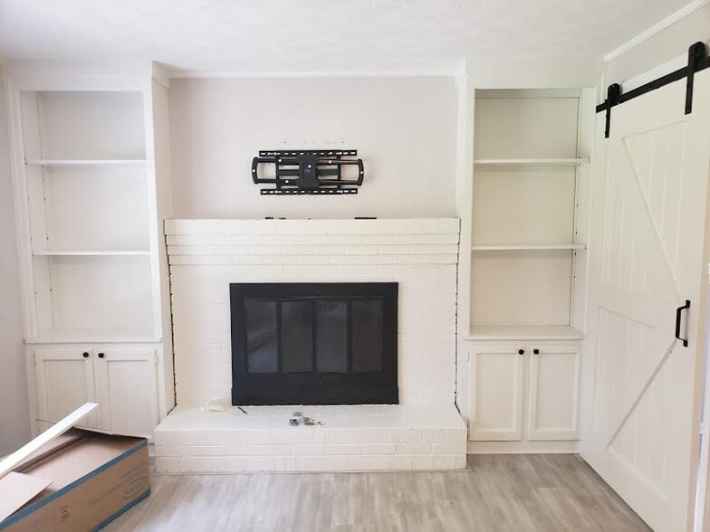 Building Photo - 5649 Roberts Dr
