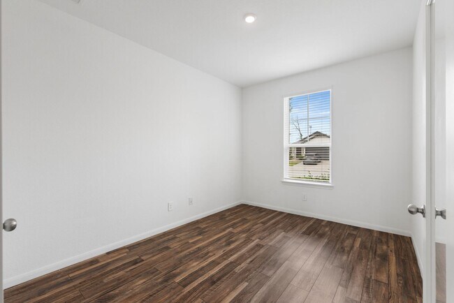 Building Photo - Spacious & Like-New 4-Bedroom Home with Mo...