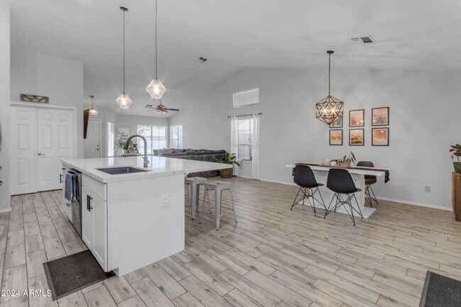 Building Photo - 1114 E Artesian Way