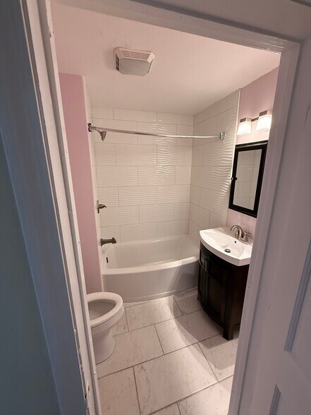 Building Photo - 292 Knight St